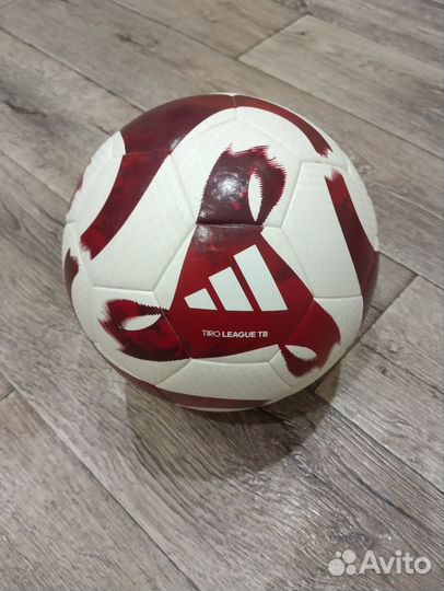 Футбольный мяч adidas