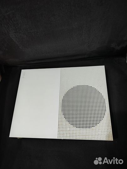 Xbox One S 1tb с играми и два геймпада