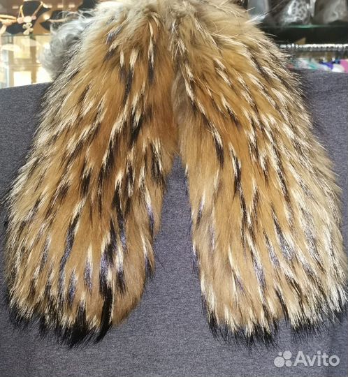 Воротник из меха енота