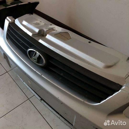 Бампер передний Priora 1 + решётка + значок