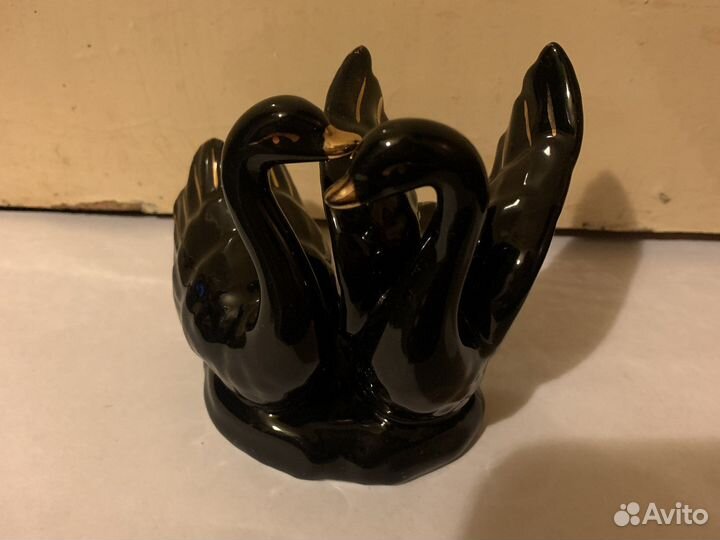 Фарфоровая статуэтка лебеди