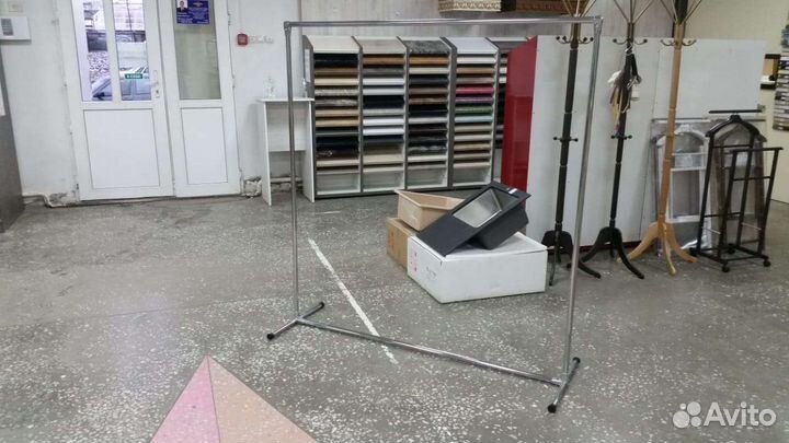 Трубная вешалка для вещей