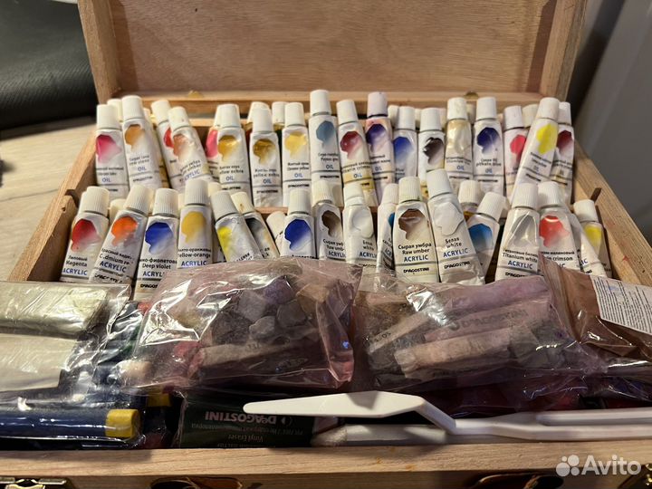 Набор инструментов для живописи с журналами