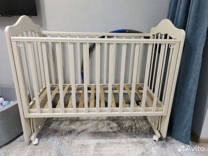 Детская кроватка с маятником