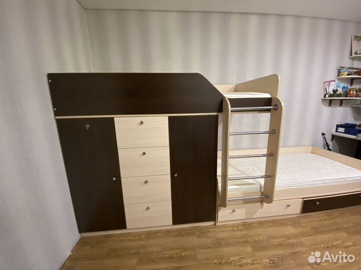 Двухъярусная кровать с матрасами