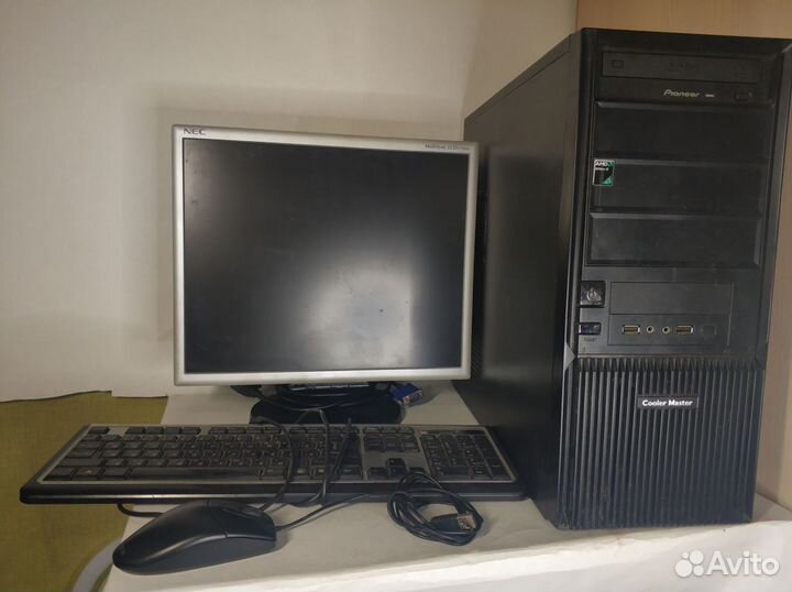 Компьютер с монитором для работы и игр