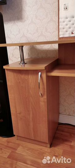 Туалетный столик с зеркалом/Стол для макияжа