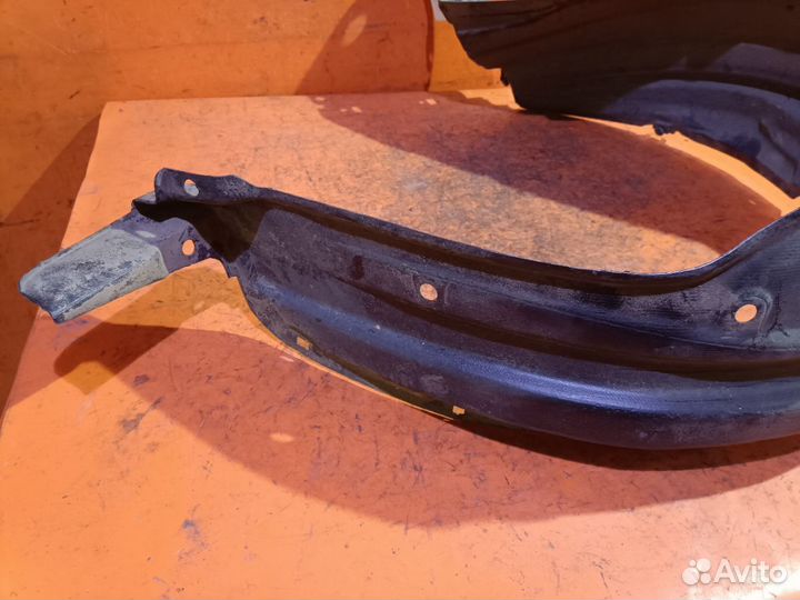 Подкрылок Toyota Ractis SCP100 передний правый