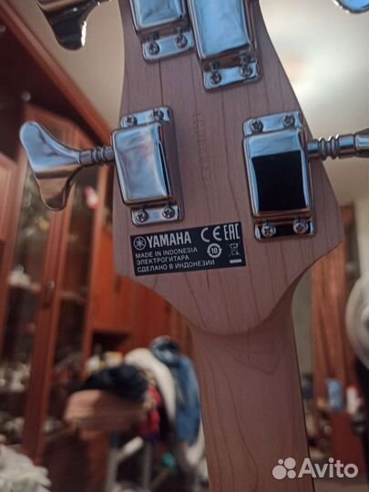Бас гитара Yamaha + комбик и всякие мелочи