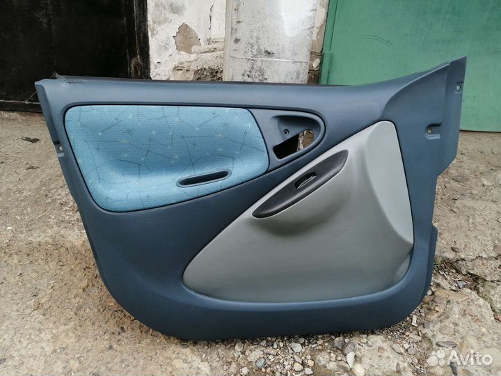 Обшивка передней левой двери тойота платц 2001 г