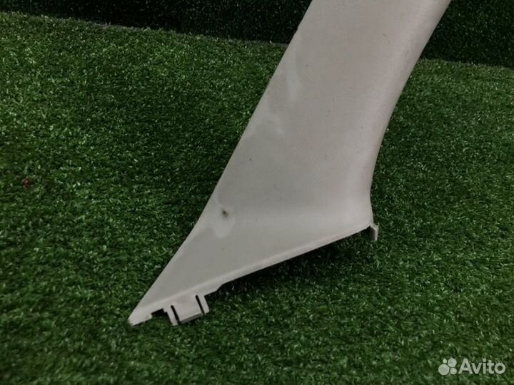 Накладка передней правой стойки Renault Duster