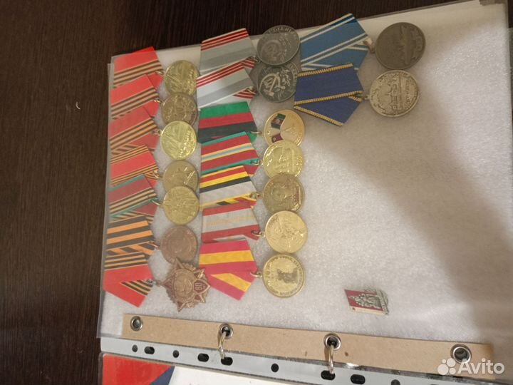 Коллекция значков знаков и медалей,а также погоны