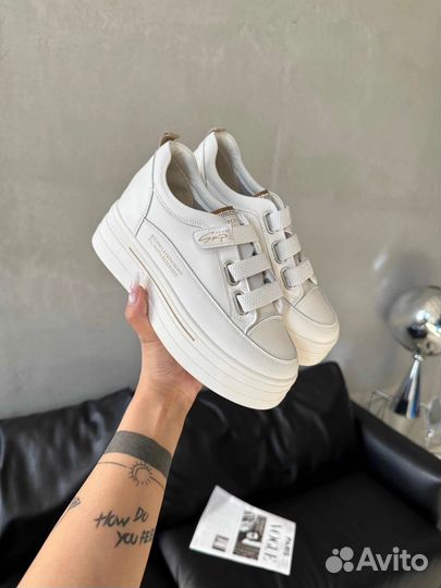 Кроссовки женские
