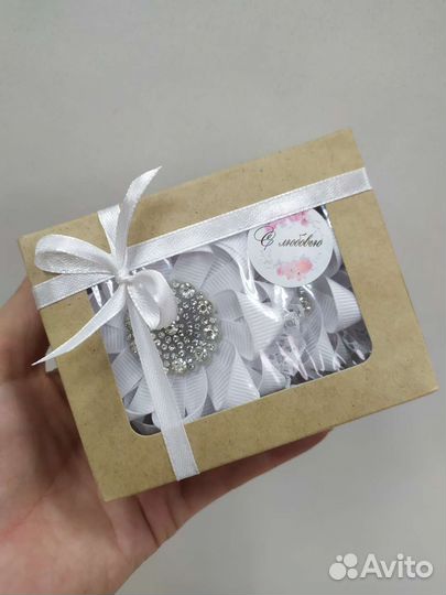 Белые банты