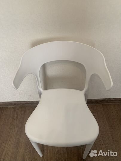 Стул компьютерный беоый цельный