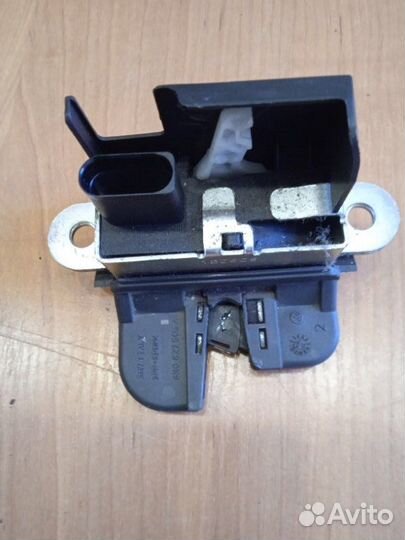 Замок двери багажника Volkswagen Polo хетчбек cggb