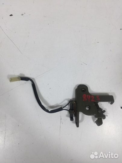 Петля замка багажника