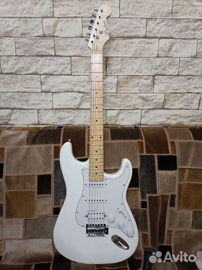 Белая электрогитара