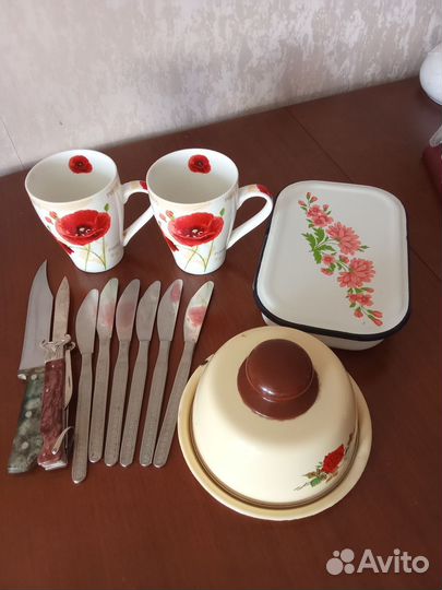 Лоток эмалированный и кружки