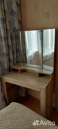 Туалетный столик с зеркалом