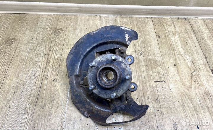 Поворотный кулак передний правый mazda3,axela