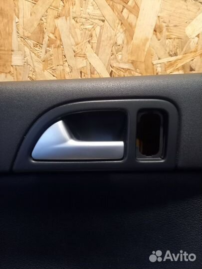 Обшивка двери передняя правая Volvo V50