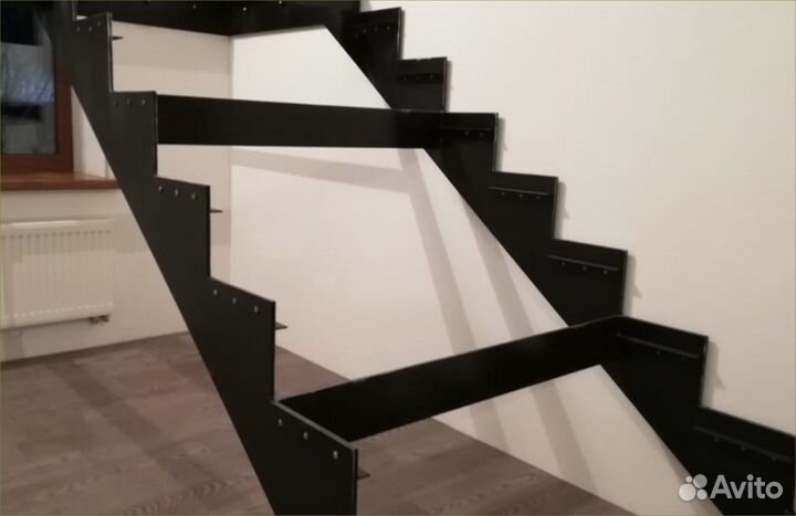 Металлическая лестница на второй этаж