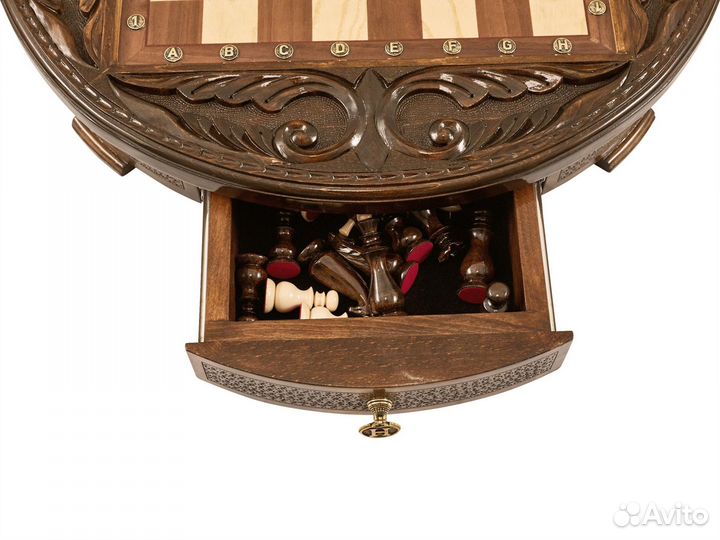 Шахматы резные в ларце 