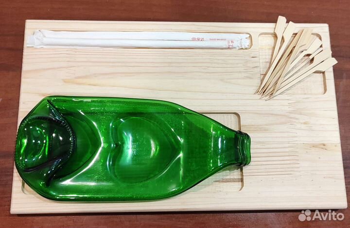 Тарелка бутылка на подносе