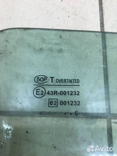 Стекло двери передней правой