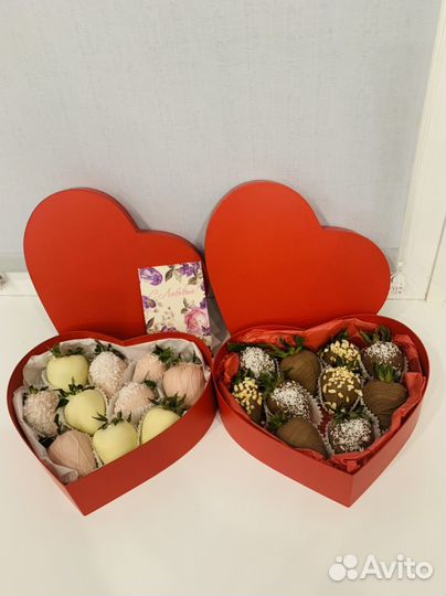 Клубника, финики, бананы в шоколаде