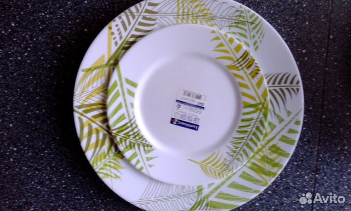 Набор тарелок и столовые приборы