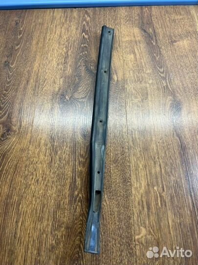 Уплотнительная резинка боковой двери левая Nissan