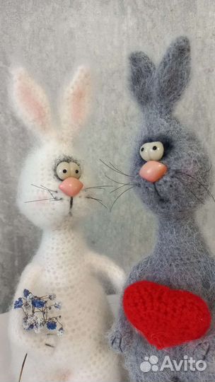 Вязанные зайцы-2шт.(серый и белый)