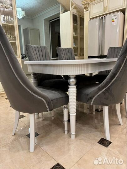 Стол и стулья