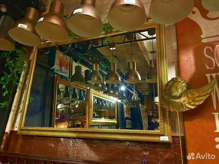 Большое зеркало в багетной раме