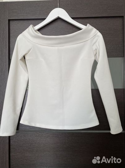 Кофта белая с открытыми плечами