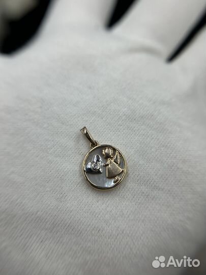 Подвеска золотая с бриллиантом и перламутром