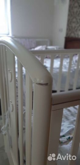 Детская кроватка с маятником и ящиком