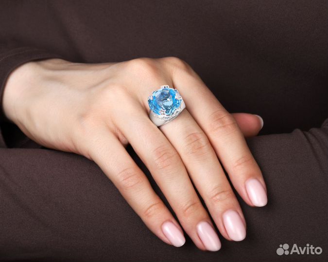 Золотое кольцо с топазом и бриллиантами