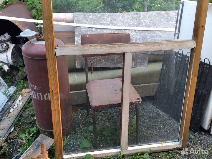 Окно из дерева со стеклами