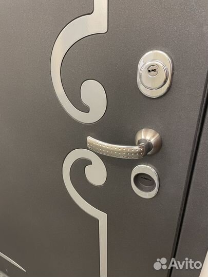 Бронированная входная дверь