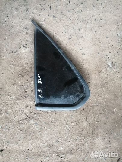 Форточка задняя левая в дверь Nissan Bluebird EU14