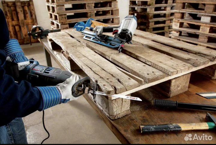 Рабочий на поддоны