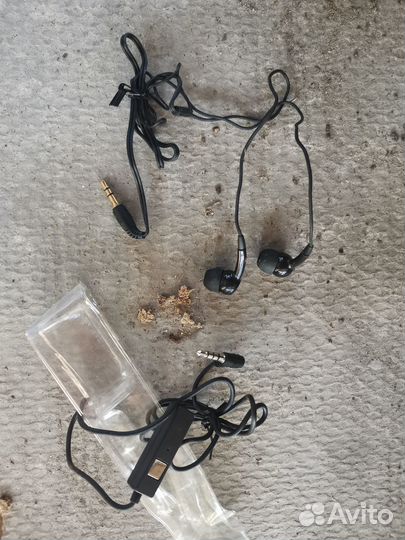 200 новых наушников