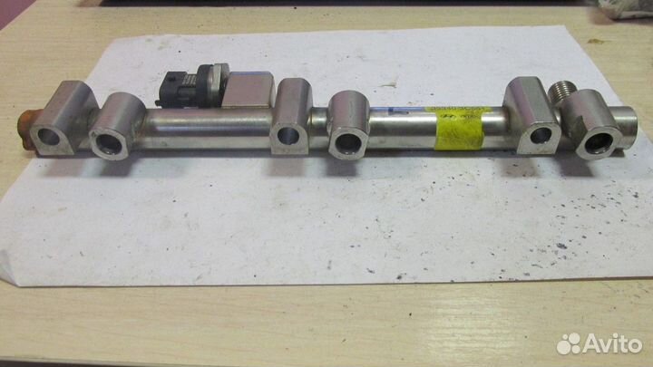 Рейка топливная (рампа) левая с датчиком