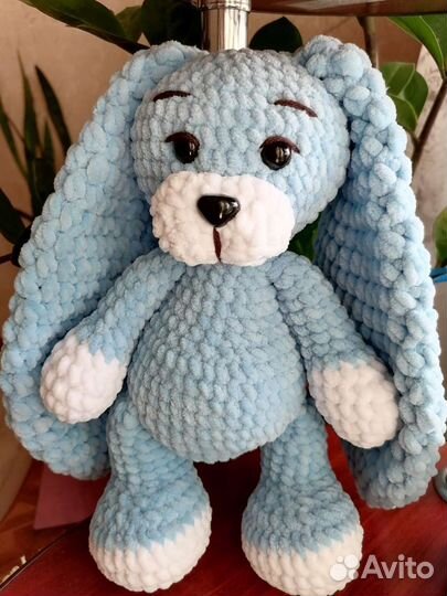 Плюшевый заяц вязаный