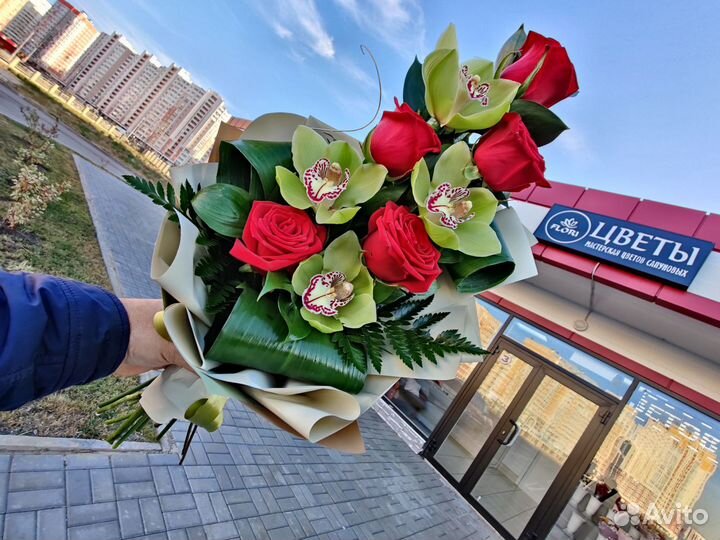 Каскадный букет с орхидеями