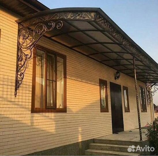 Кованый козырек над крыльцом