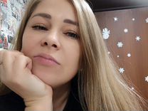 требуется бухгалтер. требуется помощник бухгалтера. женщина в офисе. помощник бухгалтера опыта. квалификации помощник бухгалтера.